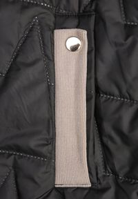 Born2be - Czarna Pikowana Kurtka o Prostym Kroju z Kapturem Tulorisa. Okazja: na co dzień, na spacer. Typ kołnierza: kaptur. Kolekcja: plus size. Kolor: czarny. Materiał: jeans. Wzór: aplikacja. Styl: casual, klasyczny, elegancki #3