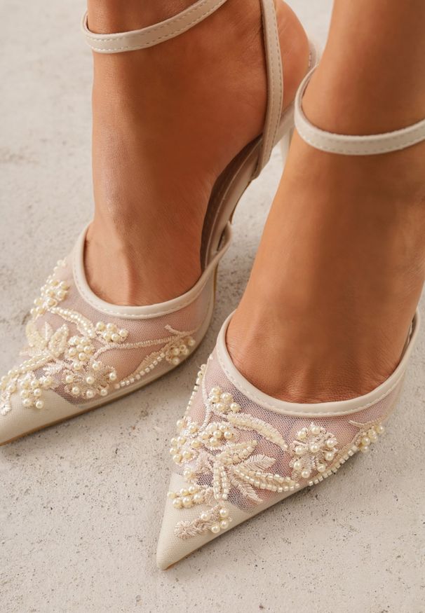 Renee - Beżowe Szpilki VICES z Siateczkową Cholewką Perełkami i Kwiatowym Wzorem Berdal. Zapięcie: sprzączka. Kolor: beżowy. Materiał: satyna. Szerokość cholewki: normalna. Wzór: kwiaty. Obcas: na szpilce