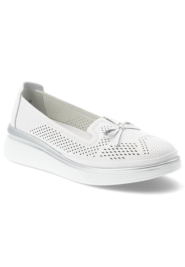 Półbuty damskie S.Barski, ze skóry naturalnej licowej ażurowa cholewka wsuwane lekka podeszwa casual, białe, LR61-7043. Okazja: na co dzień. Zapięcie: bez zapięcia. Kolor: biały. Materiał: skóra. Szerokość cholewki: normalna. Wzór: ażurowy. Styl: casual