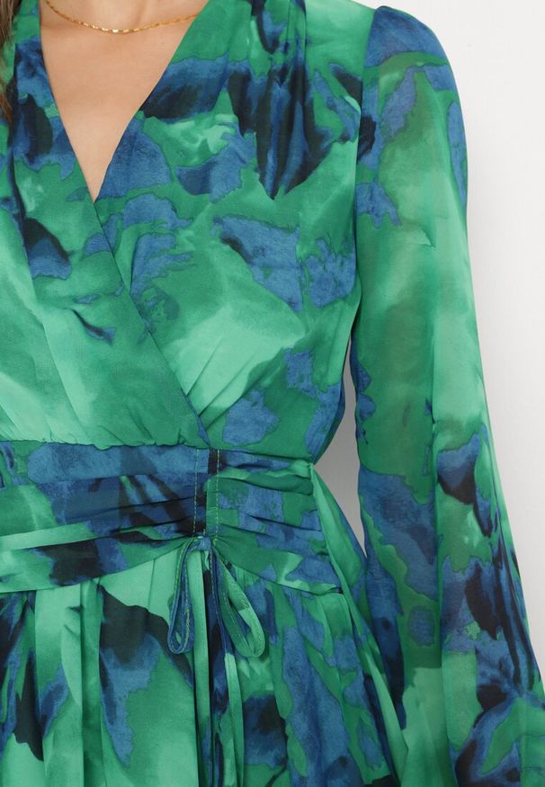 Born2be - Zielona Sukienka Mini z Kopertowym Dekoltem i Wzorem Tie-Dye Arisel. Okazja: na randkę, na imprezę. Kolor: zielony. Typ sukienki: kopertowe. Długość: mini