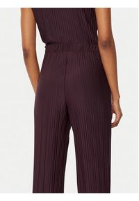 Gina Tricot Spodnie materiałowe 23460 Bordowy Regular Fit. Kolor: czerwony. Materiał: syntetyk #3