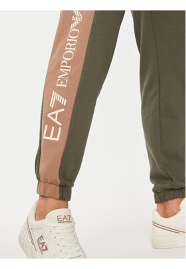 EA7 Emporio Armani Spodnie dresowe 6DPP71 PJVTZ 1846 Zielony Regular Fit. Kolor: zielony. Materiał: bawełna