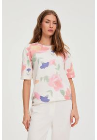 MOODO - Sweter w kwiaty biały. Kolor: biały. Materiał: poliester, poliamid, wiskoza. Wzór: kwiaty #1