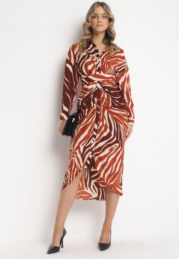 Born2be - Brązowa Sukienka Koszulowa w Zebrę Arziki. Okazja: na co dzień. Typ kołnierza: dekolt w serek. Kolor: beżowy. Długość rękawa: długi rękaw. Wzór: motyw zwierzęcy. Typ sukienki: koszulowe. Styl: casual, klasyczny