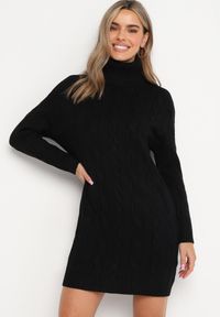 Born2be - Czarna Sweterkowa Mini Sukienka z Szerokim Golfem i Ściągaczami Patricime. Typ kołnierza: golf. Kolor: czarny. Długość: mini #1