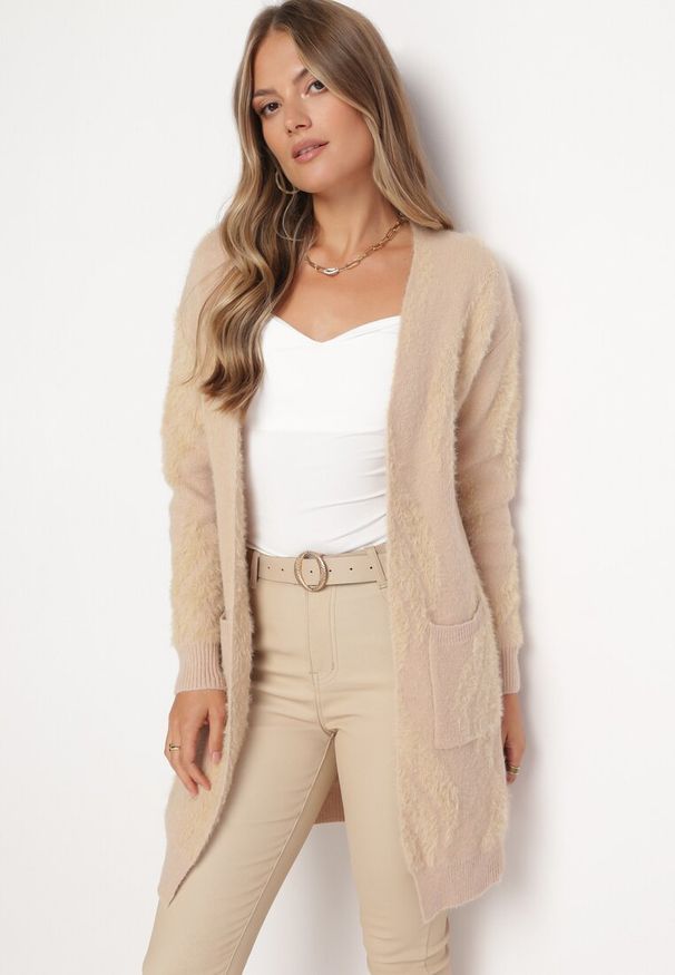 Born2be - Beżowy Puszysty Kardigan Niezapinany Heliture. Kolekcja: plus size. Kolor: beżowy. Materiał: dzianina. Długość rękawa: długi rękaw. Długość: długie