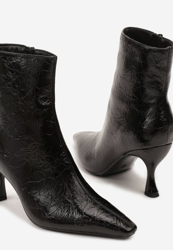 Born2be - Czarne Botki Vices do Kostki na Obcasie Kaczuszka z Efektowym Tłoczeniem Brittalie. Okazja: na co dzień, na randkę. Kolor: czarny. Materiał: satyna, jeans. Wzór: aplikacja. Obcas: na obcasie. Styl: casual, elegancki. Wysokość obcasa: średni