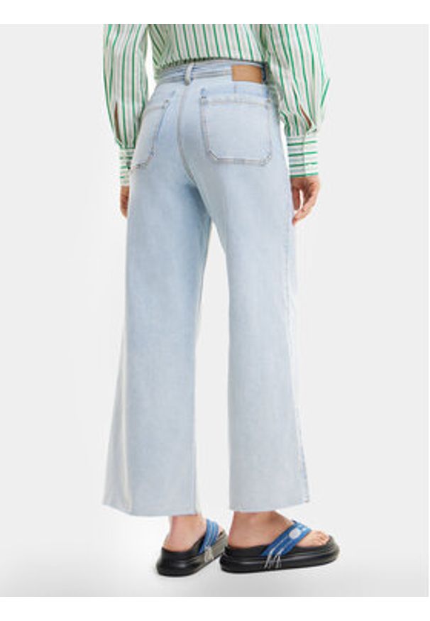 Desigual Jeansy Denver 24SWDD12 Błękitny Cropped Fit. Kolor: niebieski