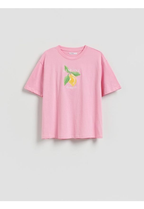 Reserved - T-shirt z nadrukiem i haftem - różowy. Kolor: różowy. Materiał: dzianina, bawełna. Wzór: nadruk, haft