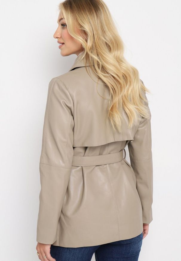 Born2be - Beżowy Dwurzędowy Płaszcz z Imitacji Skóry Kurtka Wiązana w Talii Lepari. Okazja: na co dzień. Kolor: beżowy. Materiał: skóra. Wzór: aplikacja. Sezon: wiosna, jesień. Styl: elegancki, casual, klasyczny