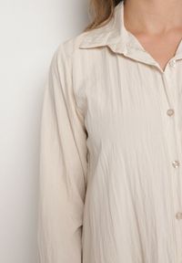 Born2be - Jasnobeżowa Sukienka z Wiskozą o Koszulowym Kroju z Falbanką Penzedi. Okazja: na co dzień. Typ kołnierza: kołnierzyk klasyczny. Kolor: beżowy. Materiał: wiskoza. Długość rękawa: długi rękaw. Typ sukienki: koszulowe. Styl: elegancki, casual, klasyczny #5