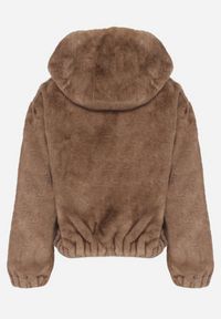 Born2be - Jasnobrązowa Futrzana Kurtka Bomberka z Kapturem i Ozdobną Imitacją Kieszeni Awedalia. Okazja: na co dzień. Typ kołnierza: kaptur. Kolor: brązowy. Materiał: futro. Wzór: aplikacja. Styl: klasyczny, casual, elegancki #2