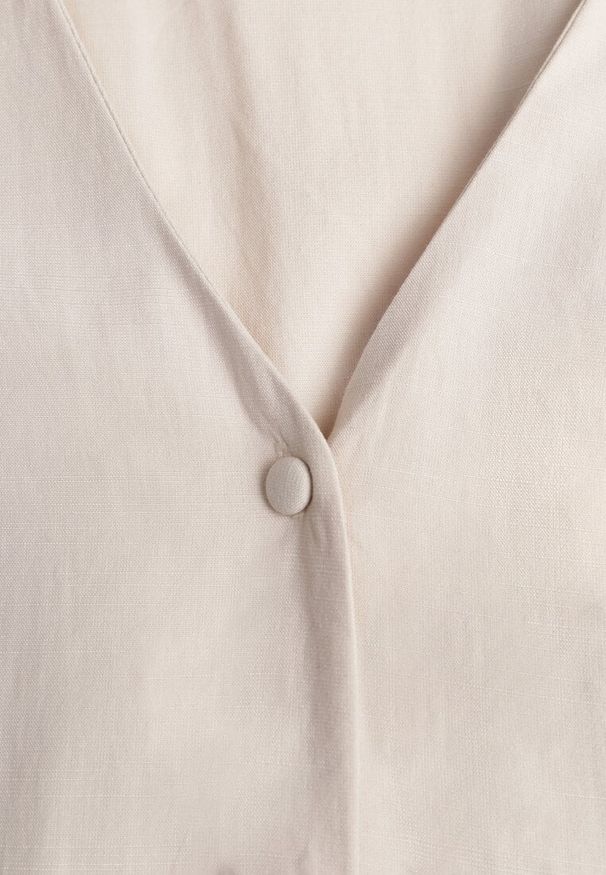 Renee - Beżowa Rozkloszowana Sukienka Koszulowa z Bawełny i Wiskozy Zdobiona Klapami Gleta. Okazja: na co dzień. Kolor: beżowy. Materiał: wiskoza, bawełna. Wzór: aplikacja. Typ sukienki: koszulowe. Styl: casual, elegancki