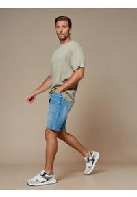 Sinsay - Jeansowe szorty slim fit z kieszeniami - niebieski. Kolor: niebieski. Materiał: jeans