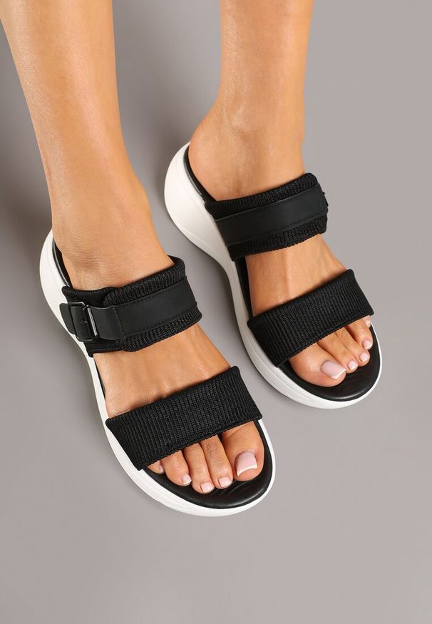 Renee - Czarne Klapki na Podeszwie z Pianki z Paskiem z Klamerką Uliatera. Okazja: na spacer, na imprezę, na plażę. Kolor: czarny. Sezon: lato. Styl: elegancki