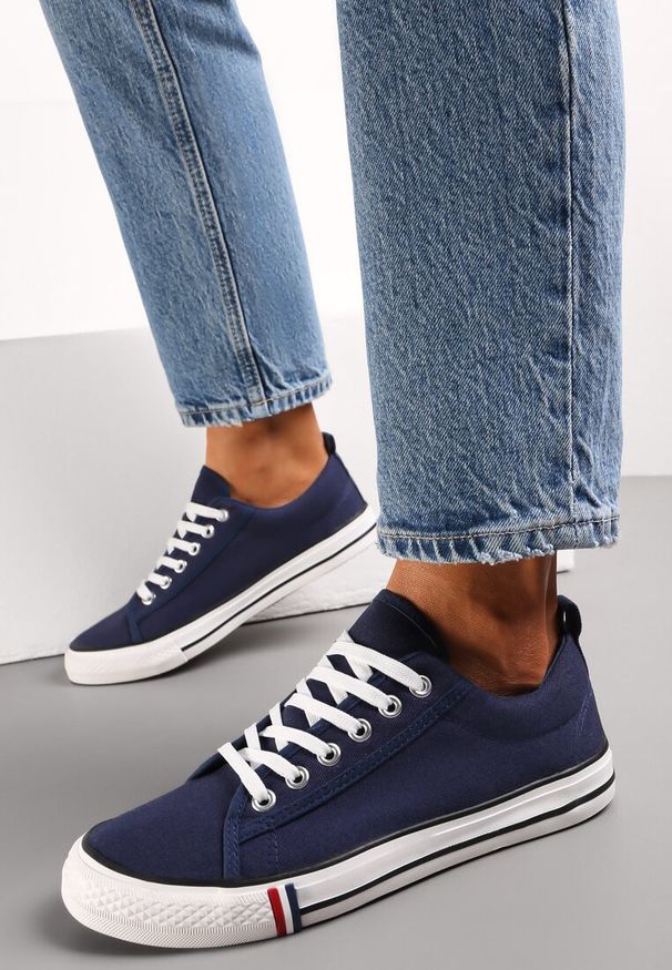 Renee - Granatowe Trampki przed Kostkę Sznurowane Islatia. Okazja: na co dzień, na spacer. Wysokość cholewki: przed kostkę. Kolor: niebieski. Materiał: jeans. Wzór: aplikacja. Sezon: lato. Styl: elegancki, casual