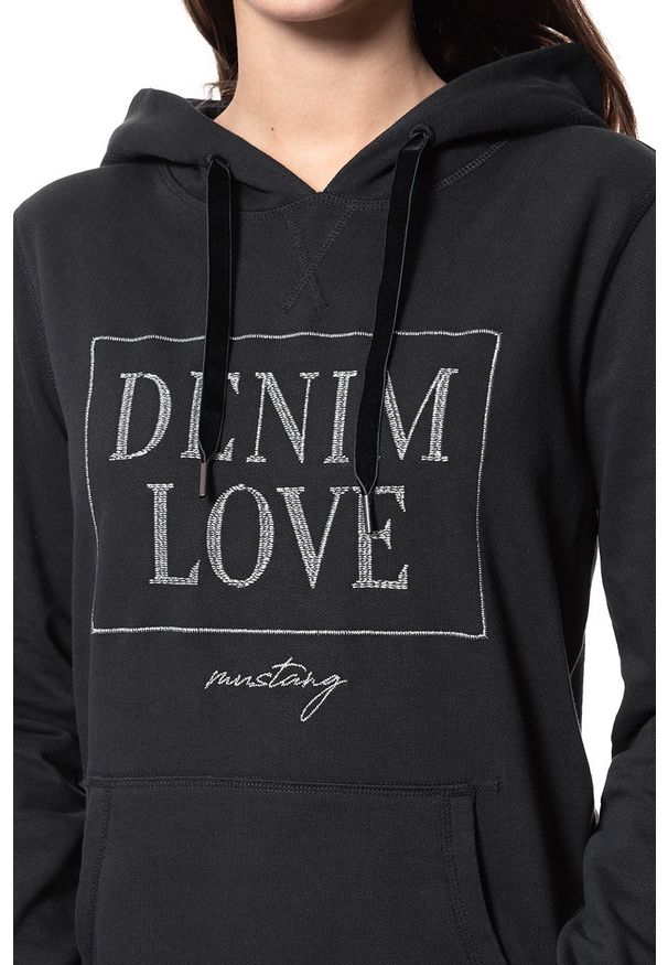 Mustang - BLUZA MUSTANG Bella H Structure CAVIAR 1008434 4132. Okazja: na co dzień, na randkę. Typ kołnierza: kaptur. Materiał: welur, dresówka, bawełna, dzianina, jeans, denim. Wzór: napisy, aplikacja. Sezon: lato. Styl: casual, retro, elegancki