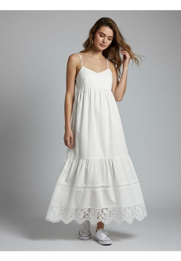 Sinsay - Sukienka midi z koronkowym wykończeniem - biały. Kolor: biały. Materiał: koronka. Długość: midi