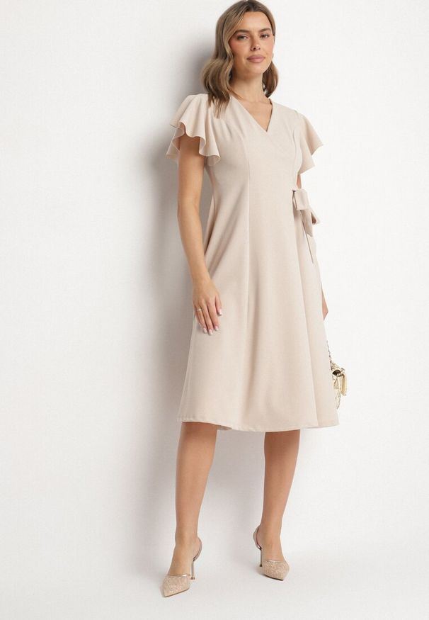 Born2be - Beżowa Rozkloszowana Sukienka Kopertowa z Wiązaniem w Talii Dannila. Kolor: beżowy. Wzór: aplikacja. Typ sukienki: kopertowe