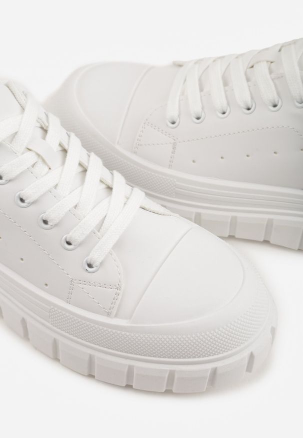 Born2be - Białe Sneakersy VICES na Grubej Tłoczonej Podeszwie z Perforacją Diomerine. Okazja: na co dzień. Kolor: biały. Materiał: dresówka, dzianina
