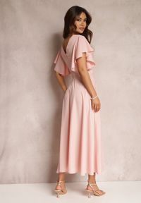 Renee - Różowa Sukienka Bouchard. Typ kołnierza: dekolt w kształcie V. Kolor: różowy. Materiał: tkanina. Wzór: gładki, jednolity. Styl: klasyczny. Długość: maxi #4