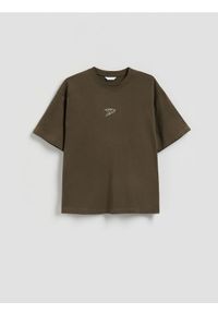 Reserved - T-shirt boxy z nadrukiem na plecach - oliwkowy. Kolor: oliwkowy. Materiał: dzianina. Wzór: nadruk #1