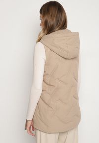 Born2be - Beżowa Casualowa Kamizelka z Kapturem i Pikowanymi Przeszyciami Caletta. Okazja: na co dzień. Typ kołnierza: kaptur. Kolor: beżowy. Materiał: jeans. Styl: casual #6