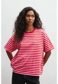 Marsala - Klasyczny Tshirt w paski CZERWONO RÓŻOWE - DUAL. Kolor: wielokolorowy, czerwony, różowy. Materiał: dzianina, bawełna, elastan. Wzór: paski. Styl: klasyczny #1