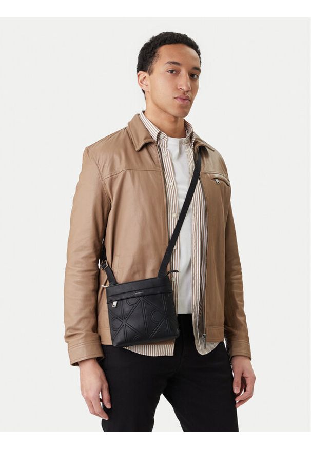 Calvin Klein Saszetka Emblem Emboss Slim Flatpack LV04D3370G Czarny. Kolor: czarny. Materiał: skóra