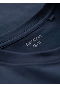 Ombre Clothing - Casualowy t-shirt męski z naszywką na kieszeni – granatowy V10. Okazja: na co dzień. Kolor: niebieski. Materiał: guma, skóra, jersey, bawełna. Wzór: aplikacja. Styl: casual #7