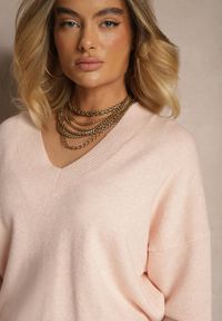 Renee - Jasnoróżowy Klasyczny Sweter z Wiskozą i Kaszmirem Marirra. Okazja: do pracy, na co dzień. Typ kołnierza: dekolt w serek. Kolor: różowy. Materiał: kaszmir, wiskoza. Styl: klasyczny #5