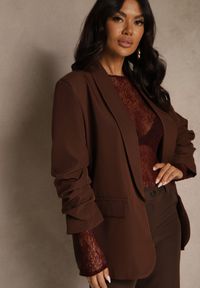Renee - Jasnobrązowa Pudełkowa Marynarka Bez Zapięć z Wiskozą z Marszczonymi Rękawami Fenidia. Okazja: na spotkanie biznesowe. Kolor: brązowy. Materiał: wiskoza. Styl: biznesowy #5