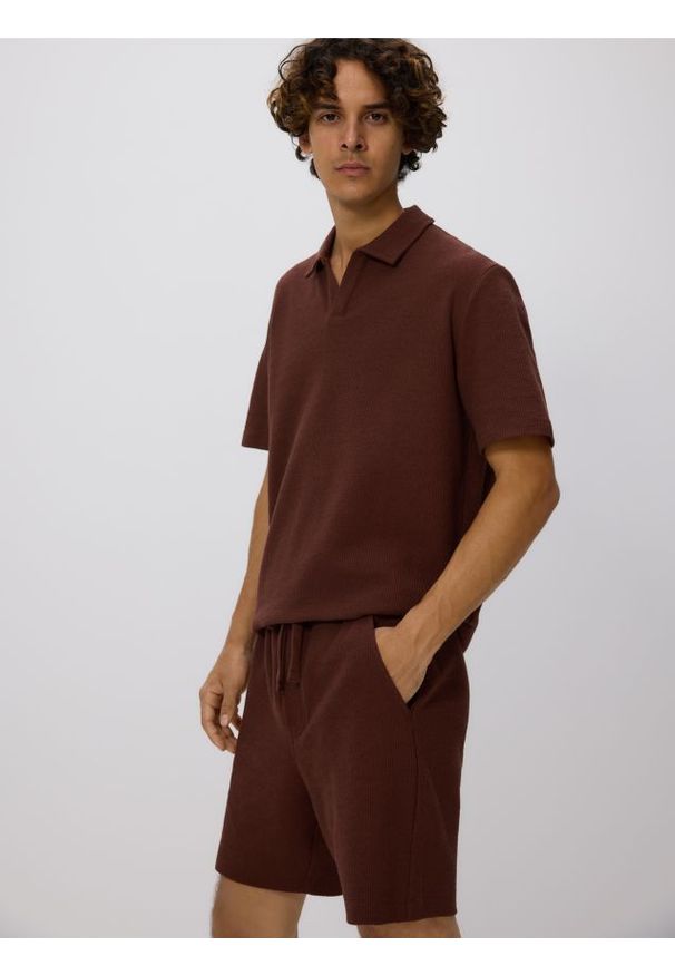 Reserved - Bawełniane szorty regular - mahoniowy. Kolor: brązowy. Materiał: bawełna