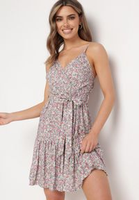 Born2be - Biało-Różowa Sukienka z Wiskozy Porthos. Kolor: biały. Materiał: wiskoza. Długość rękawa: na ramiączkach. Wzór: kwiaty. Sezon: lato. Typ sukienki: kopertowe. Długość: mini #1