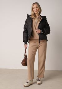 Born2be - Czarna Przejściowa Kurtka Pikowana z Kapturem i Napisami na Rękawach Althone. Okazja: na co dzień. Typ kołnierza: kaptur. Kolor: czarny. Materiał: poliester. Wzór: napisy. Styl: casual #4