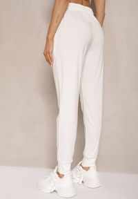 Renee - Białe Spodnie Dresowe z Wiskozą High Waist Ozdobione Sznurkiem Ellivenna. Okazja: na co dzień. Stan: podwyższony. Kolor: biały. Materiał: dresówka, wiskoza. Wzór: aplikacja. Styl: sportowy, casual #3