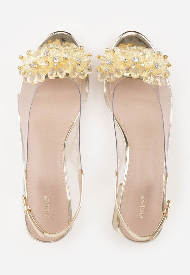 Renee - Złote Przezroczyste Sandały VICES na Słupku Ozdobione Cyrkoniami Sarlisa. Zapięcie: sprzączka. Kolor: złoty. Materiał: satyna. Wzór: aplikacja. Obcas: na słupku