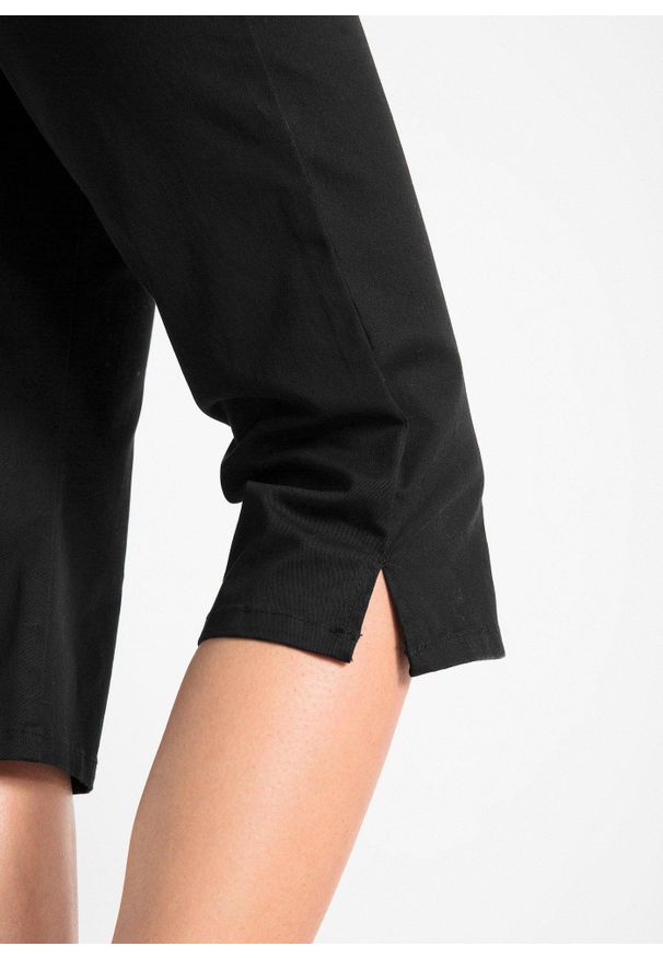 bonprix - Dżinsy Slim Fit, mid waist, cropped. Kolor: czarny. Wzór: haft