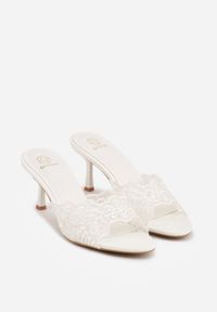 Renee - Białe Klapki na Metalicznej Szpilce z Koronką Theiseusa. Kolor: biały. Materiał: koronka. Wzór: koronka. Styl: elegancki #2