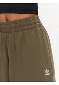 Adidas - adidas Spodnie dresowe Essentials Fleece Boyfriend JIY9692 Khaki Loose Fit. Kolor: brązowy. Materiał: bawełna #4
