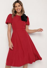 Born2be - Bordowa Sukienka Vices o Rozkloszowanym Kroju z Odpinanym Kwiatem 3D Rallarea. Kolor: czerwony. Wzór: kwiaty. Sezon: wiosna, lato #5