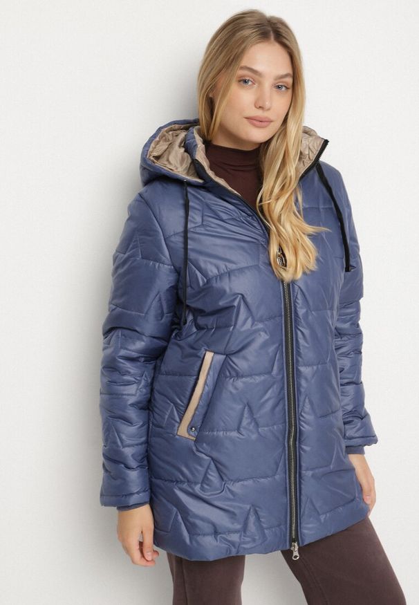 Born2be - Niebieska Pikowana Kurtka o Prostym Kroju z Kapturem Nileria. Okazja: do pracy, na co dzień, na spotkanie biznesowe. Typ kołnierza: kaptur. Kolekcja: plus size. Kolor: niebieski. Materiał: dzianina, jeans, poliester. Styl: casual, biznesowy