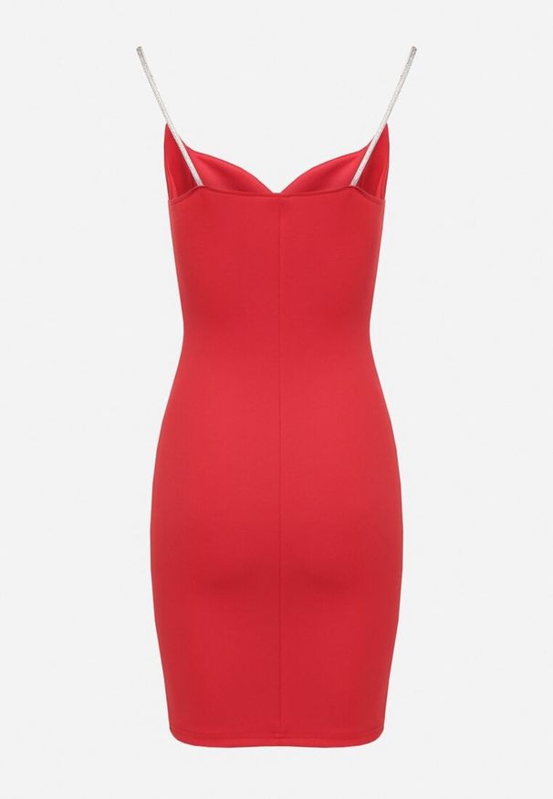 Born2be - Czerwona Dopasowana Sukienka z Marszczeniem i Cyrkoniowymi Ramiączkami Nalindraen. Kolor: czerwony. Długość rękawa: na ramiączkach. Wzór: aplikacja. Typ sukienki: dopasowane. Styl: wizytowy