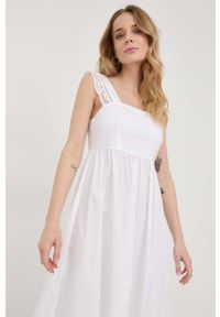 TwinSet - Twinset sukienka kolor biały midi rozkloszowana. Typ kołnierza: dekolt w karo. Kolor: biały. Materiał: tkanina. Wzór: haft. Długość: midi