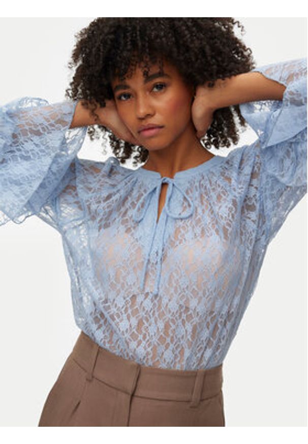 Vero Moda Bluzka Loulou 10345400 Błękitny Loose Fit. Kolor: niebieski. Materiał: syntetyk