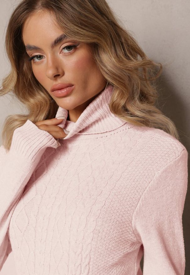 Renee - Różowy Golf z Długim Rękawem w Warkoczykowy Splot Ismeria. Typ kołnierza: golf. Kolor: różowy. Materiał: dzianina, tkanina. Długość rękawa: długi rękaw. Długość: długie. Wzór: ze splotem