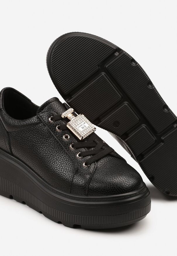 Born2be - Czarne Skórzane Sneakersy na Grubej Podeszwie z Metaliczną Ozdobą Falenna. Okazja: na co dzień. Kolor: czarny. Materiał: skóra. Wzór: aplikacja