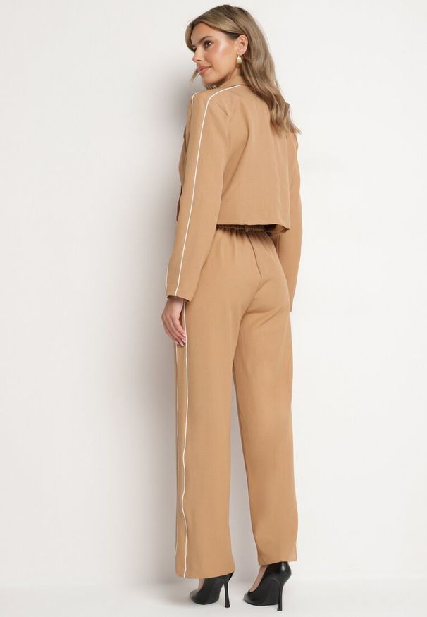 Born2be - Beżowy Komplet w Garniturowym Stylu Zdobiony Lampasem Krótka Marynarka i Spodnie Avaniah. Kolor: beżowy. Wzór: aplikacja