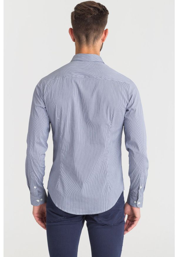 Emporio Armani - NIEBIESKA KOSZULA EMPORIO ARMANI Z EMBLEMATEM. Okazja: na co dzień, na spotkanie biznesowe. Kolor: niebieski. Sezon: lato. Styl: biznesowy, casual