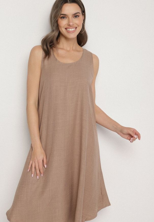 Born2be - Ciemnobeżowa Rozkloszowana Klasyczna Sukienka Lunetira. Okazja: na co dzień, na spacer. Kolor: beżowy. Materiał: jeans. Typ sukienki: proste. Styl: klasyczny